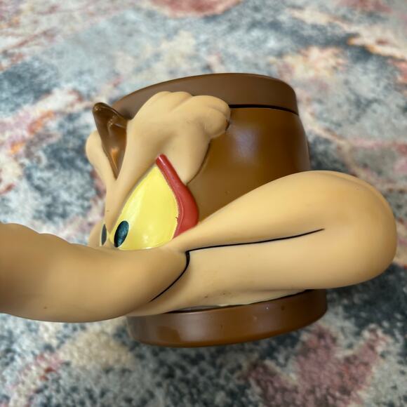 Vintage 90s Wile E. Coyote / Wiley Coyote Looney Tunes plastic mug - Picture 4 of 8